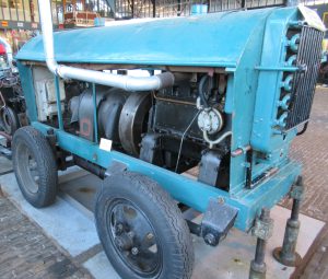 Dieselmotor Type: 3-LS	
Kromhout Motoren Fabriek
Bouwjaar: 1934
Mobiele generatorset	Op cylinderblok LW E4932
Met ASEA dynamo, gebouwd door KMF ca. 1935, voor de gemeente Den Haag. Schenking.	